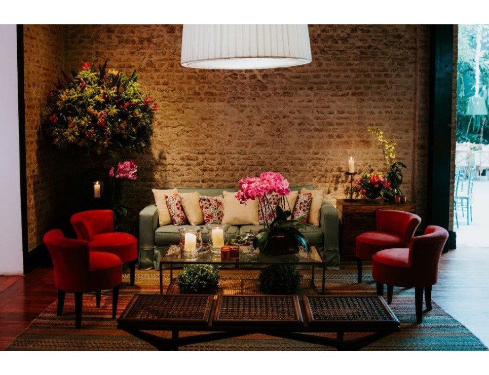 Poltrona Mignon Rouge de Fer, Mesa de Centro Ferro Ouro Velho com Palha Inferior, Sofá Eva com capa e Banco Theo