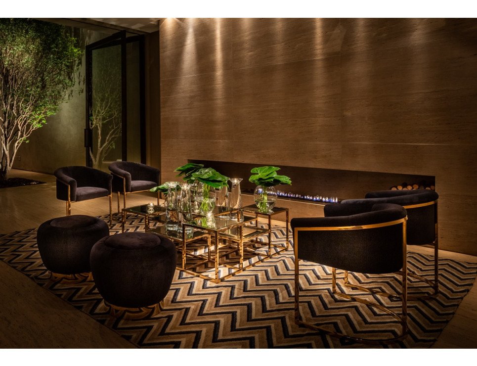 Lounge moderno em dourado e veludo